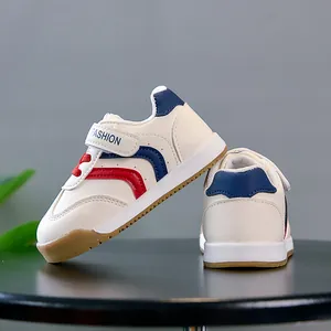 Détail de chaussures bébé avec semelle antidérapante et fermeture à scratch pratique