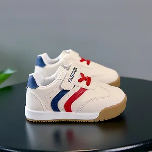 Détail de baskets pour bébé avec rayures rouges et bleues et fermeture velcro mode