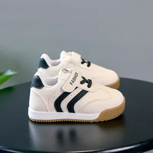 Détail de chaussures de marche pour bébé avec tige en cuir et semelle antidérapante