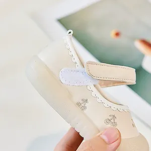 Detailansicht beige Lauflernschuhe mit Kirschstickerei und Wellenkante für Babys