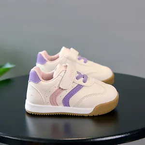 Détail de chaussures de marche pour bébé imperméables avec velcro et semelle en gomme