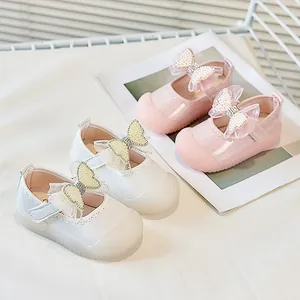 Détail de chaussures de marche princesse pour filles avec nœud en perles et bout renforcé