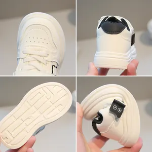 Sneaker classiche bianche per bambini con dettagli neri e suola morbida antiscivolo