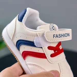 Détail de chaussures de marche pour bébé en cuir PU souple avec fermeture velcro sûre