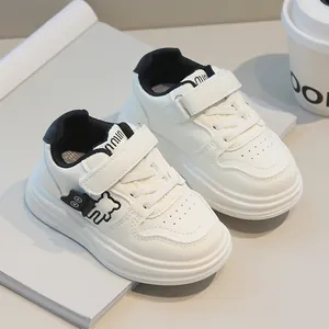 Sneakers bianche per bambini con finiture nere e ciondolo a forma di orso per l'asilo
