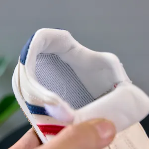 Détail de chaussures de marche avec doublure en maille respirante et semelles souples