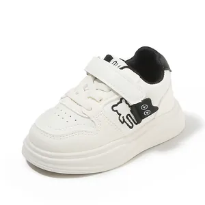 Sneakers casual bianche per bambini con velcro e graziosi ricami a cartoni animati