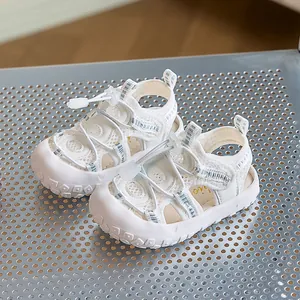 Sandali sportivi bianchi per bambini con mesh traspirante, punta chiusa e cordino elastico
