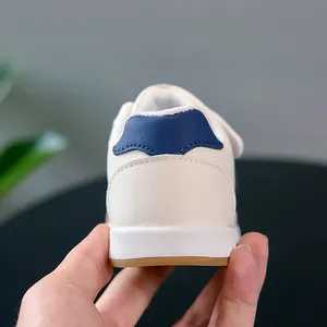 Détail de chaussures souples pour bébé en cuir avec talon bleu et semelle antidérapante
