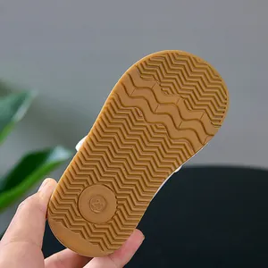 Gros plan sur la semelle en caoutchouc antidérapante et souple pour chaussures bébé