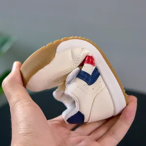 Gros plan montrant la flexibilité de la semelle en caoutchouc souple des chaussures bébé