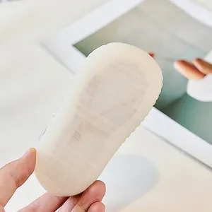 Gros plan de la semelle antidérapante en caoutchouc pour chaussures de princesse