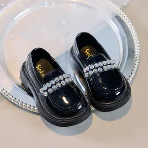Glänzende schwarze Lackleder-Loafer für Mädchen mit funkelndem Strass-Riemen