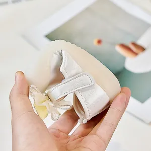 Gros plan sur la semelle souple antidérapante des chaussures princesse bébé à nœud