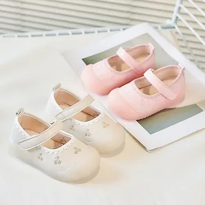 Baby-Mary-Jane-Schuhe in Rosa und Beige mit Kirschstickerei und rutschfester Sohle