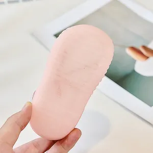 Vue détaillée de la semelle rose antidérapante pour bébé avec marquage de taille 18