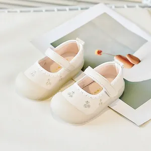 Crémefarbene Baby-Lauflernschuhe mit Kirschstickerei und rutschfester Gummisohle