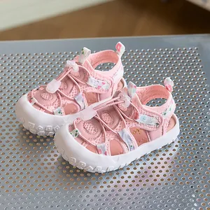 Sandali sportivi rosa per bambini con motivo floreale, punta chiusa e suola in gomma