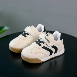 Baskets en similicuir blanc pour tout-petit avec bandes noires et semelles en gomme