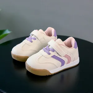 Chaussures souples pour bébés beige avec bandes mauves et semelles en gomme antidérapante
