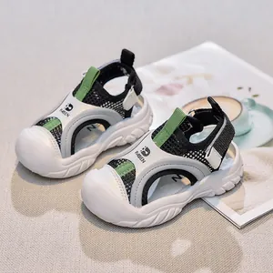 Sandalias deportivas para niños negro y verde con puntera reforzada y tira de velcro