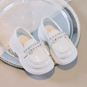 Glänzende weiße Lacklederschuhe für Mädchen mit bunten Strasssteinen und dicken Gummisohlen