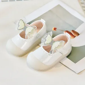 Chaussures de princesse blanches pour bébé avec nœud en perles et semelle antidérapante