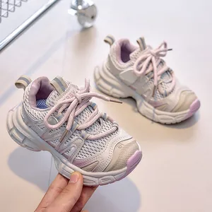 Détail de baskets en mesh respirant pour enfants avec semelle épaisse antidérapante