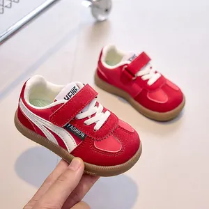 Vue détaillée de chaussures de sport rouges pour enfants avec fermeture à scratch