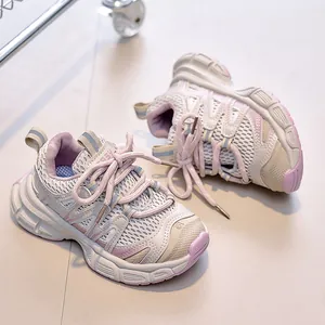 Gros plan détaillé du mesh respirant rose et beige sur les baskets de sport fille