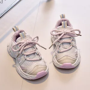 Vue détaillée de la maille respirante et du cadre synthétique des baskets pour enfants