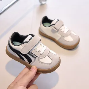Détail de chaussures de sport enfant avec fermeture velcro et semelle gomme antidérapante