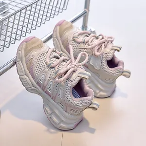 Gros plan sur le mesh respirant et les empiècements en cuir pastel des baskets enfant