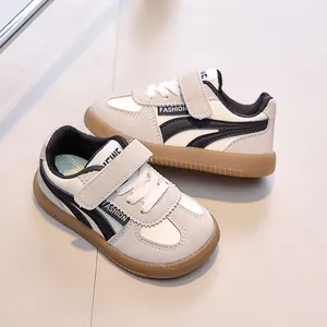 Vue détaillée des baskets pour tout-petits en similicuir crème avec sangles velcro