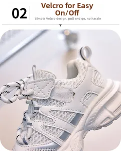 Détail de la fermeture velcro et du tissu en maille respirante sur les baskets blanches enfant