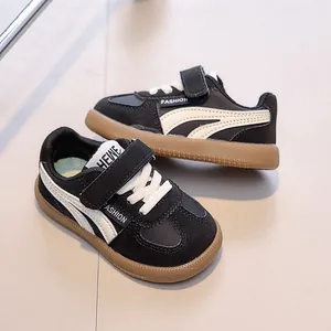 Détails de baskets enfant avec scratch et semelle en caoutchouc marron antidérapante