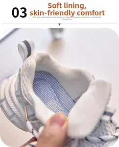 Gros plan sur la doublure douce et la semelle intérieure bleue de baskets pour enfants
