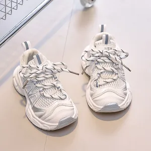 Détail de baskets respirantes pour enfants avec semelles épaisses et lacets