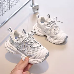 Détail macro de la tige en maille respirante et du cuir synthétique pour enfant