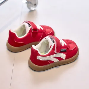 Détail de baskets rouges pour enfants avec vagues blanches et semelle en gomme