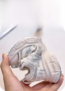 Vue macro de la grande flexibilité et de la semelle souple des baskets pour enfants