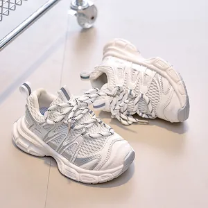 Gros plan détaillé de baskets chunky pour enfants avec mesh respirant et lettrage mode