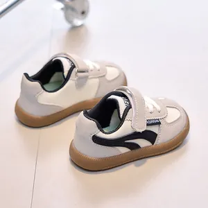 Détails de baskets rétro pour enfants avec semelle en caoutchouc et fermeture à scratch