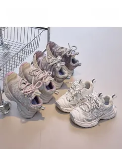 Gros plan détaillé des baskets vintage pour enfants avec maille respirante et style rétro