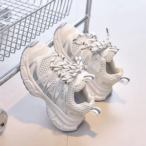 Gros plan détaillé sur le mesh respirant et le lettrage de mode des baskets enfant