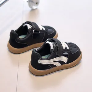 Détail de chaussures sport pour enfants avec scratch et semelles en caoutchouc
