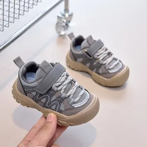 Détail de chaussures respirantes pour bambins avec bout renforcé et bande velcro