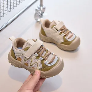 Détail de chaussures respirantes pour bambins avec bout renforcé et sangles velcro