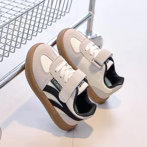 Détail de baskets pour enfants avec semelle en gomme et fermeture à scratch