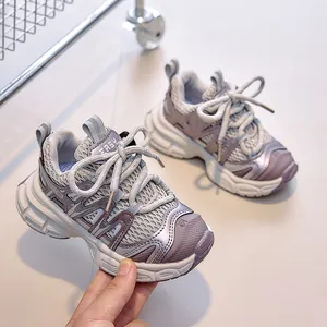 Détail de baskets en mesh pour enfants avec patchwork respirant violet et gris